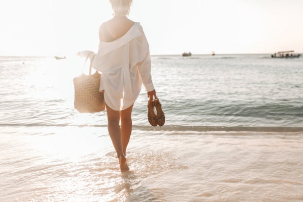 Como Montar um Look de Praia Chique com a Bolsa Perfeita