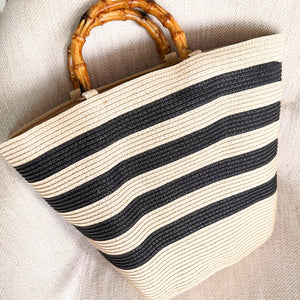 bolsa de palha com alca em bambu