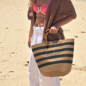 bolsa de praia de palha listrada com alca em bambu