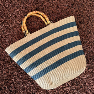 bolsa de palha com alca em bambu