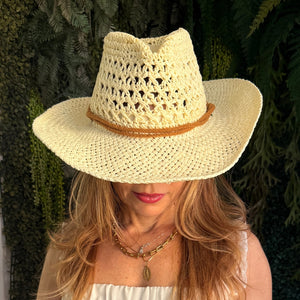 Mulher Usando Chapéu de Palha Cowboy