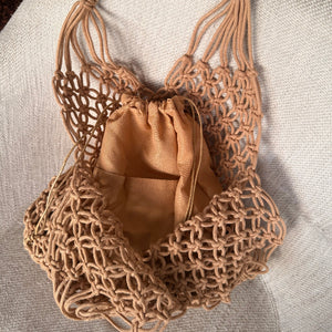 bolsa de praia macrame com palha