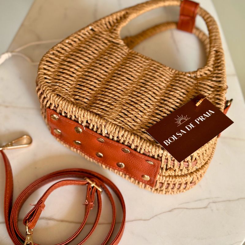bolsa de palha mini com detalhes em couro