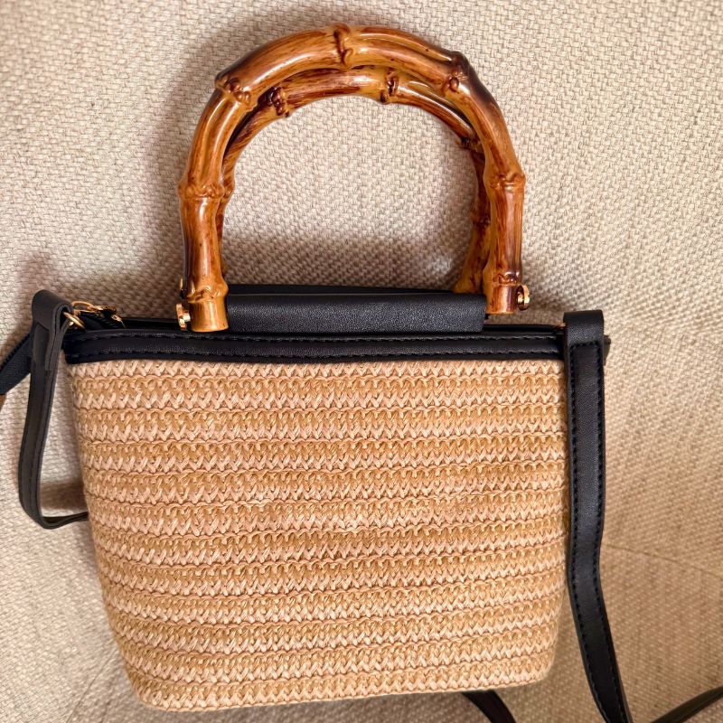 bolsa de praia de palha com alca em bambu