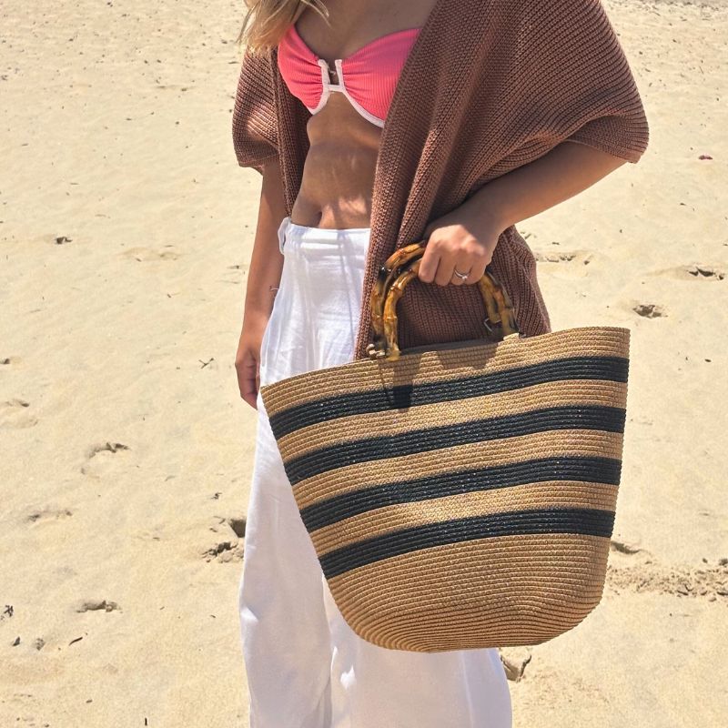 bolsa de praia de palha listrada com alca em bambu