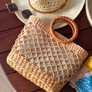 Bolsa de palha natural com alca em bambu