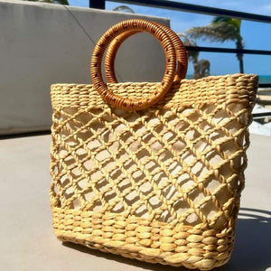 bolsa de pria de palha com alca em bambu