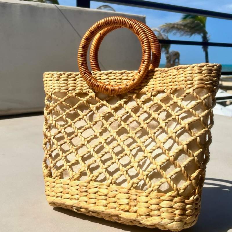 bolsa de pria de palha com alca em bambu