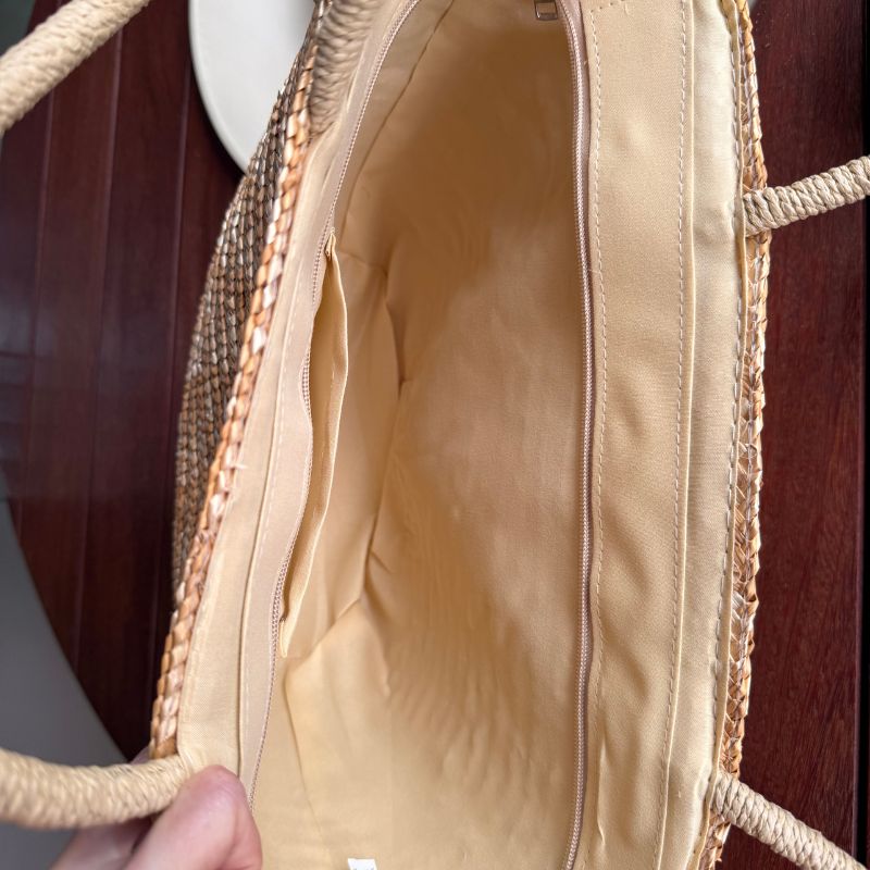 Detalhes Internos da Bolsa de Palha 