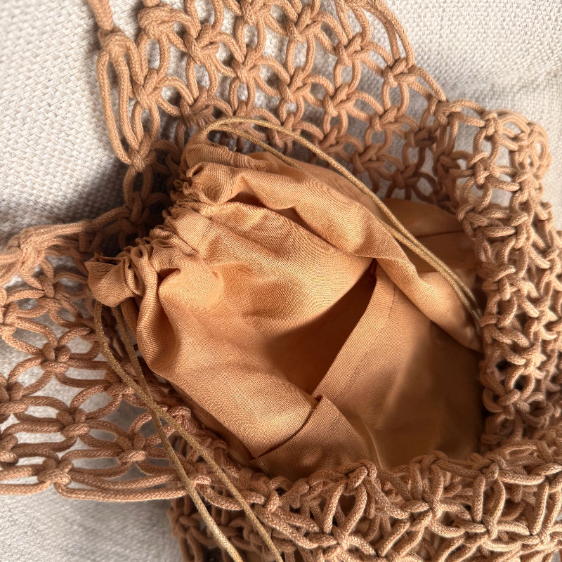 bolsa de macrame com palha caqui