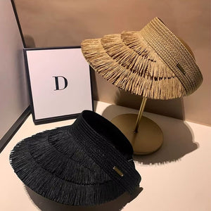Viseira de Praia com Franja – Elegância em Palha 