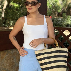 bolsa de praia de palha com alca em bambu